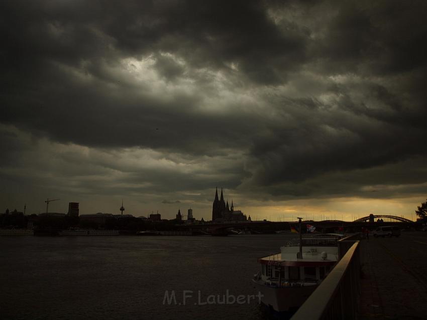 Gewitter kommt Koeln Deutz P13.JPG